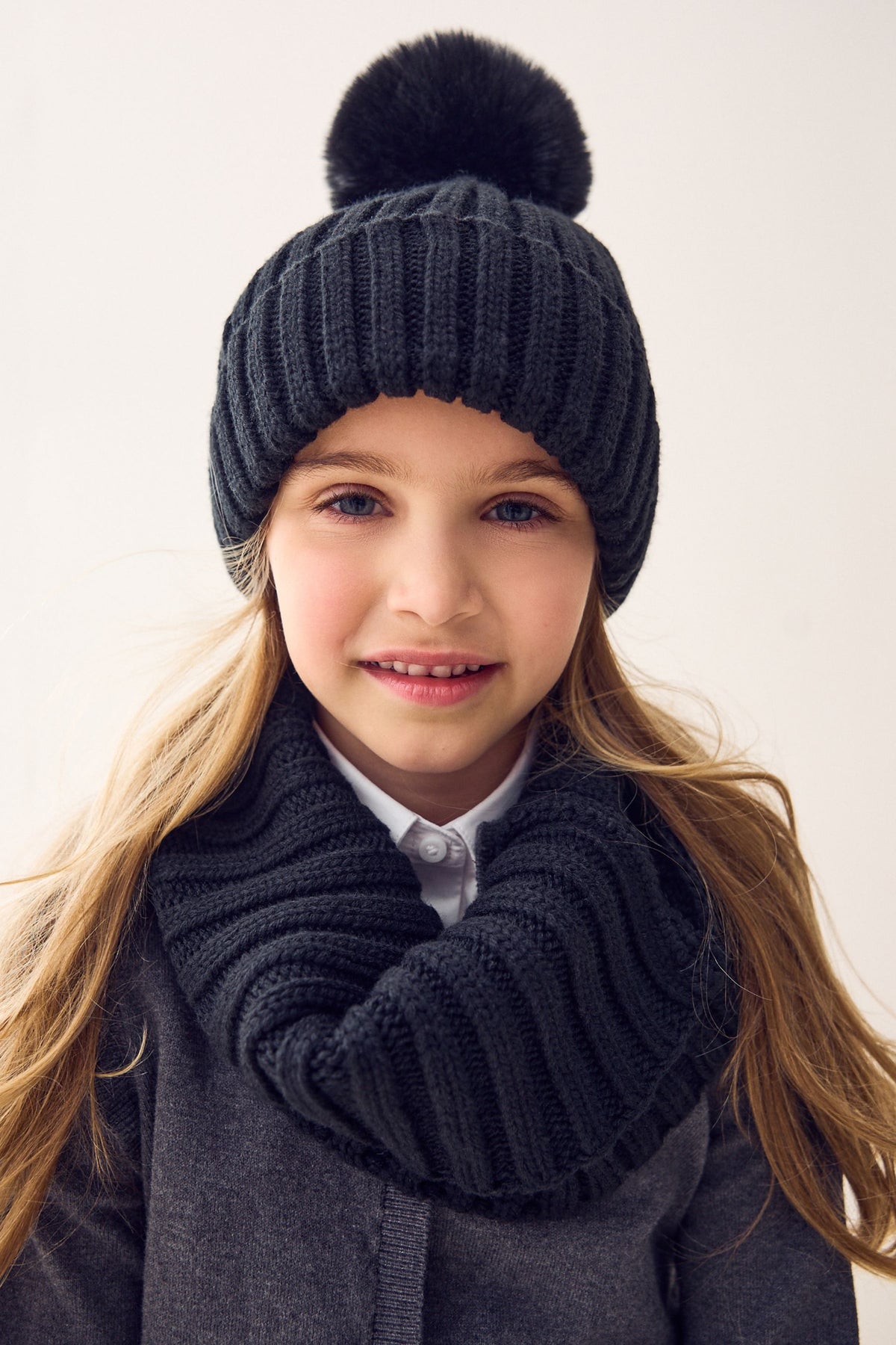 Căciulă beanie din tricot cu nervuri cu pompon – neagră, fete, 3-9 luni - 14-16 ani, NEXT - imagine 12