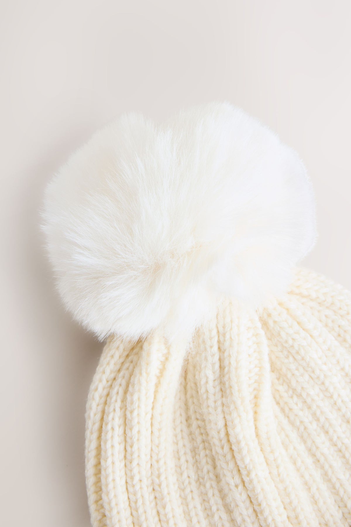 Căciulă beanie din tricot cu nervuri cu pompon – albă, fete, 3-9 luni - 14-16 ani, NEXT
