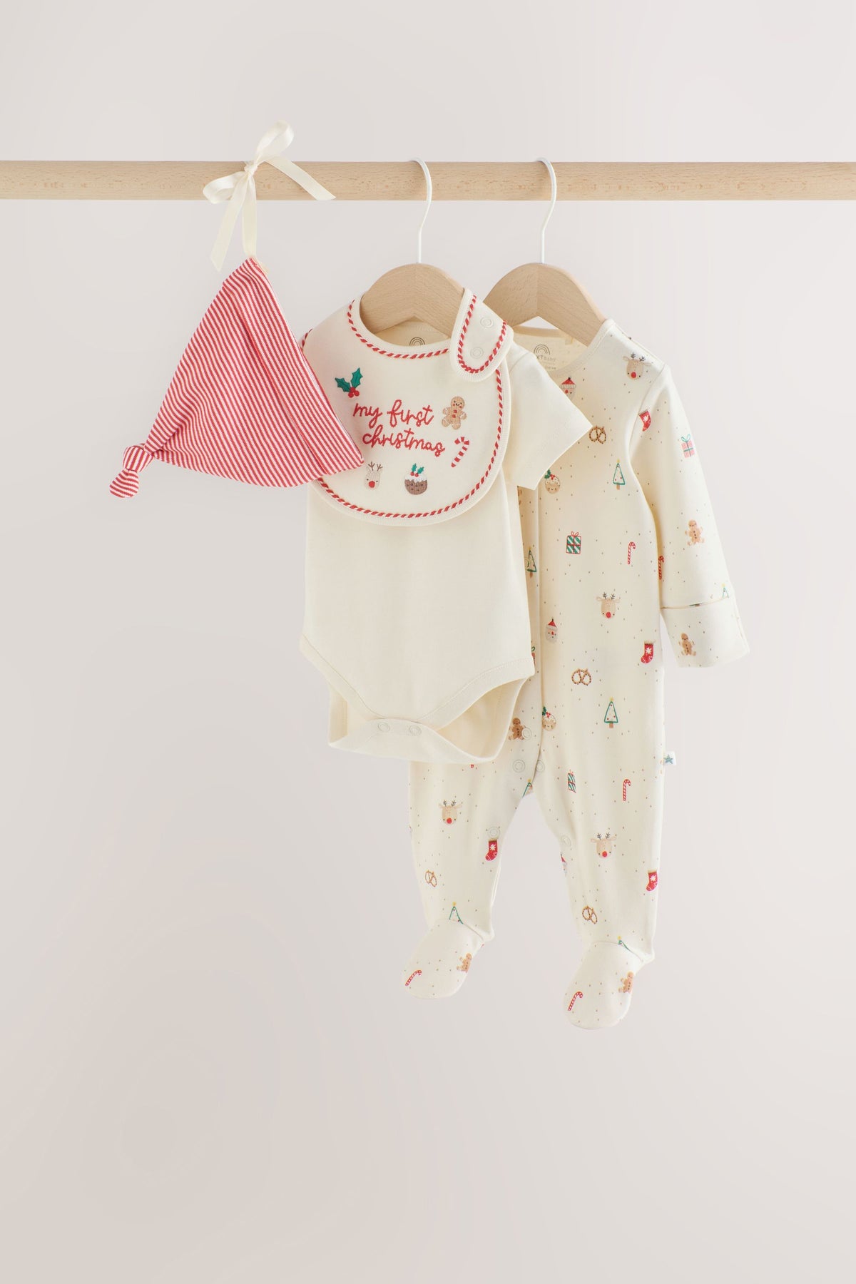 Set cadou cu salopetă de dormit, body, bavetă și căciuliță – alb, nou-născuți, prematuri - 6-9 luni, NEXT - imagine 26