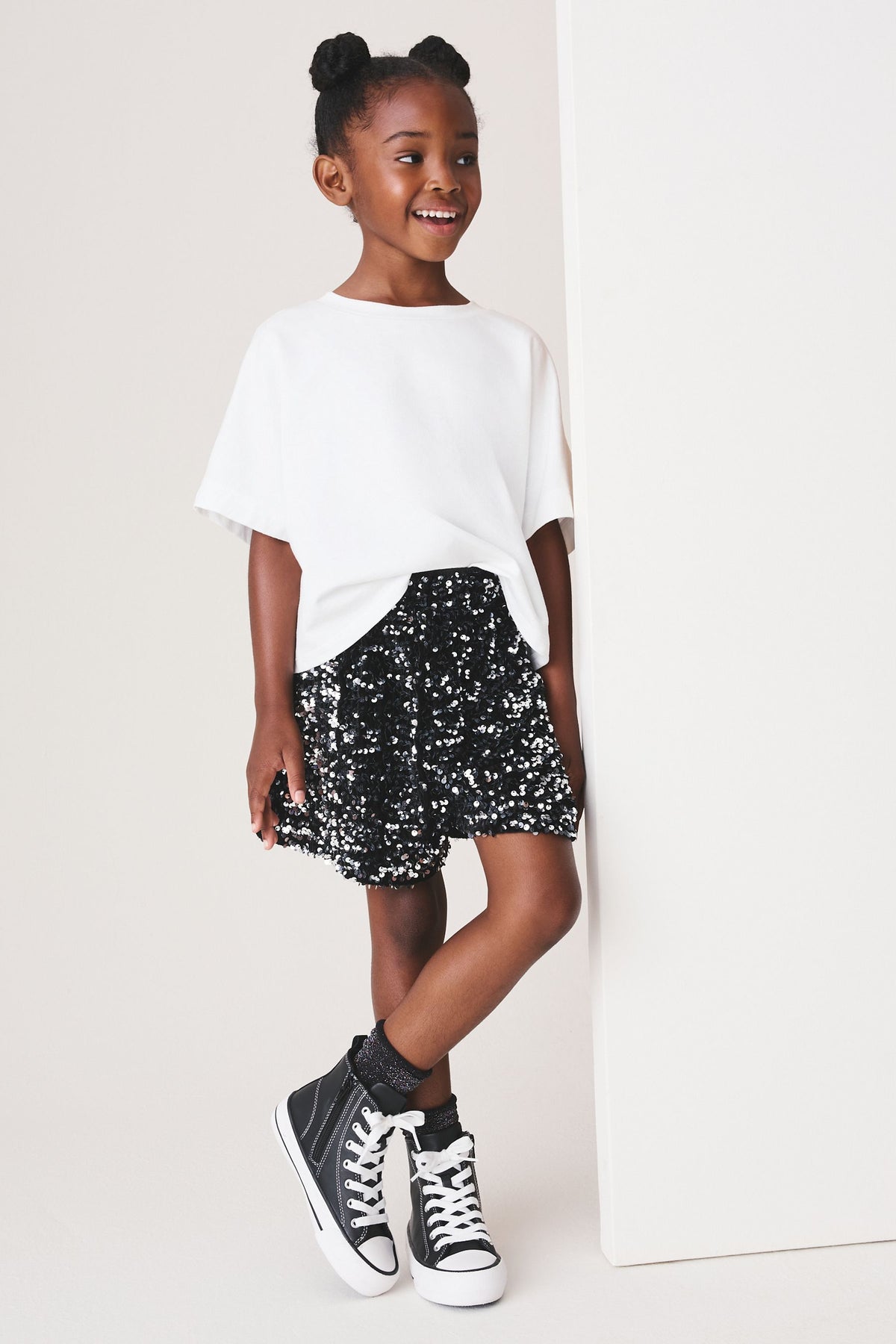 Pantaloni scurți din velur cu paiete argintii – negru, fete, 3 ani - 16 ani, NEXT - imagine 2