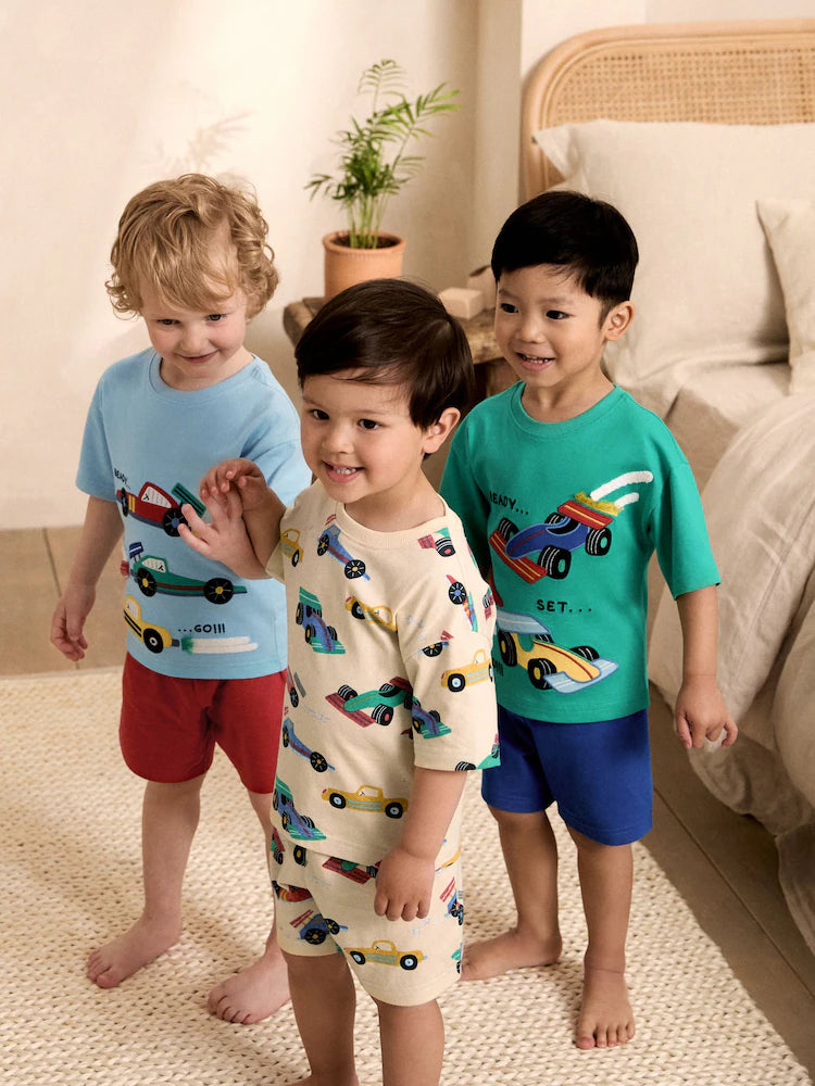 Set de 3 pijamale scurte cu imprimeu mașini de curse – albastru/verde/roșu/ecru