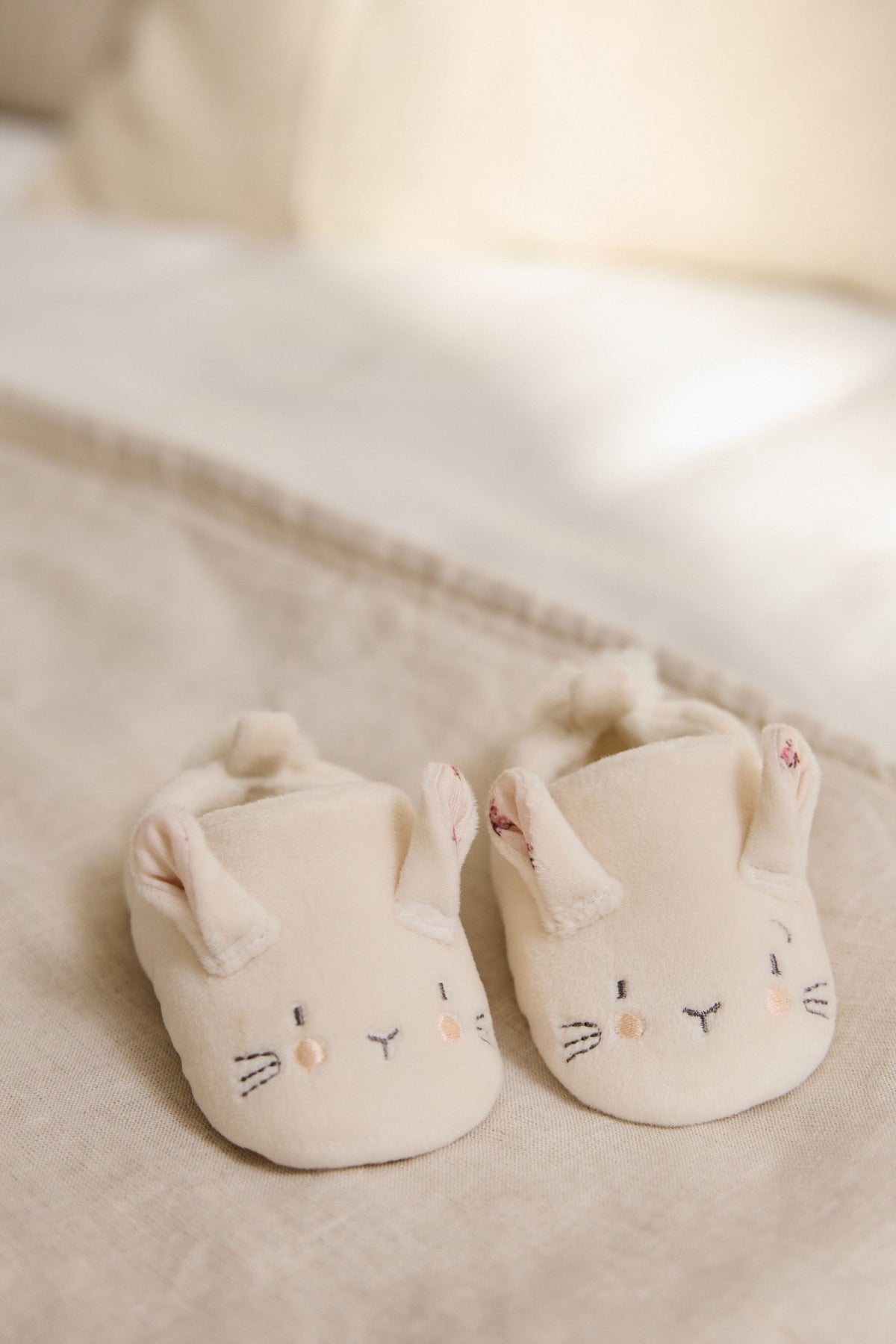 Pantofi slip-on cu iepuraș pentru bebeluși – crem, fete, 0-3 luni - 12-18 luni, NEXT
