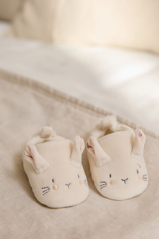 Pantofi slip-on cu iepuraș pentru bebeluși – crem, fete, 0-3 luni - 12-18 luni, NEXT
