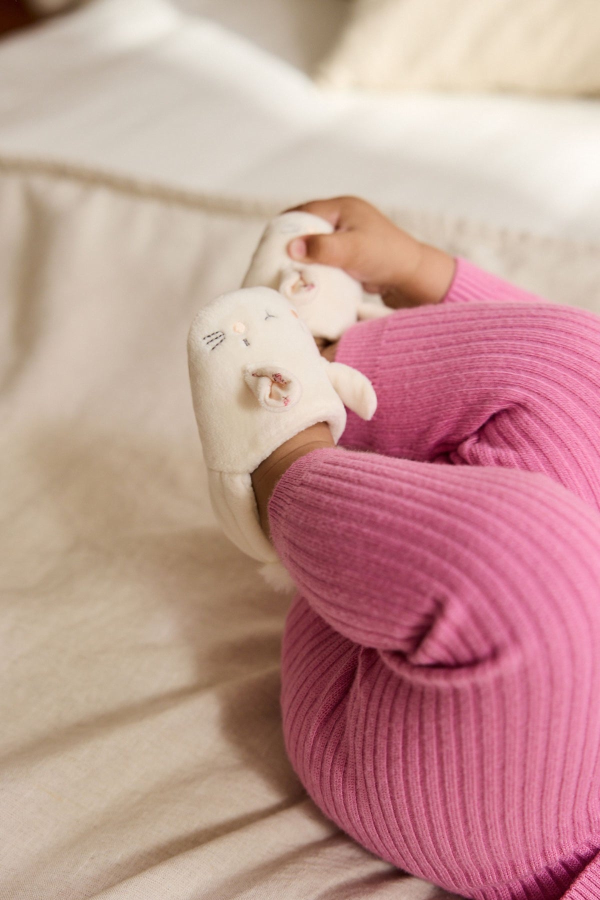 Pantofi slip-on cu iepuraș pentru bebeluși – crem, fete, 0-3 luni - 12-18 luni, NEXT - imagine 2