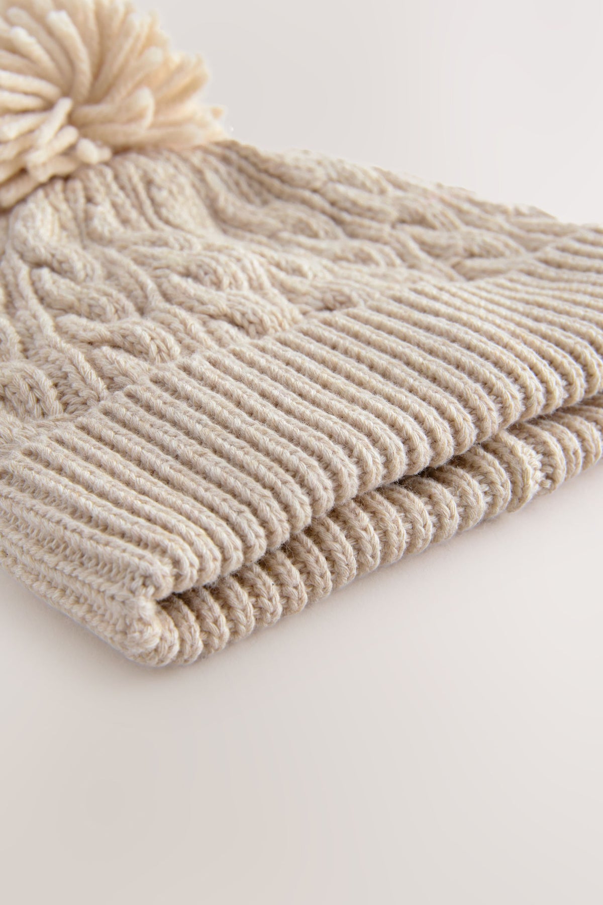 Căciulă beanie cable knit cu pompon – crem, bebeluși, NEXT - imagine 7