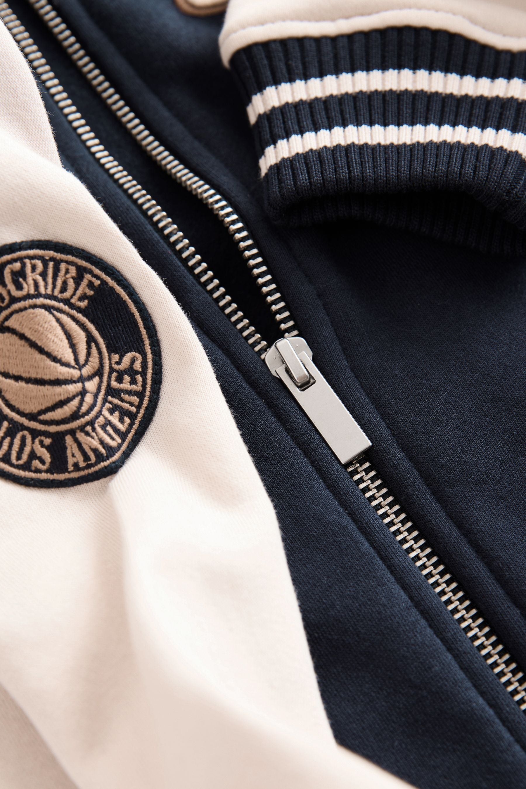 F19701s4_3L.jpg