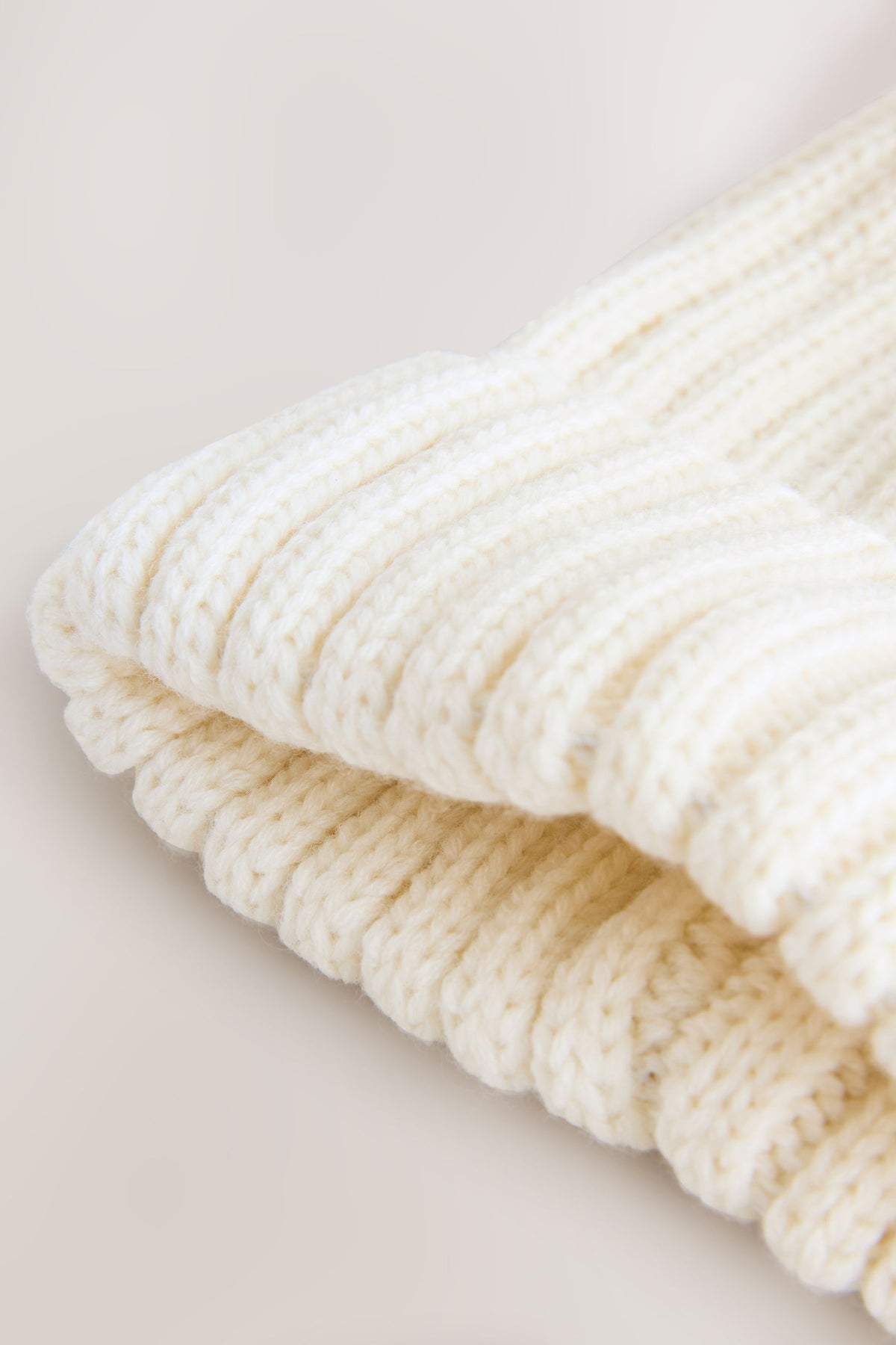 Căciulă beanie din tricot cu nervuri cu pompon – albă, fete, 3-9 luni - 14-16 ani, NEXT