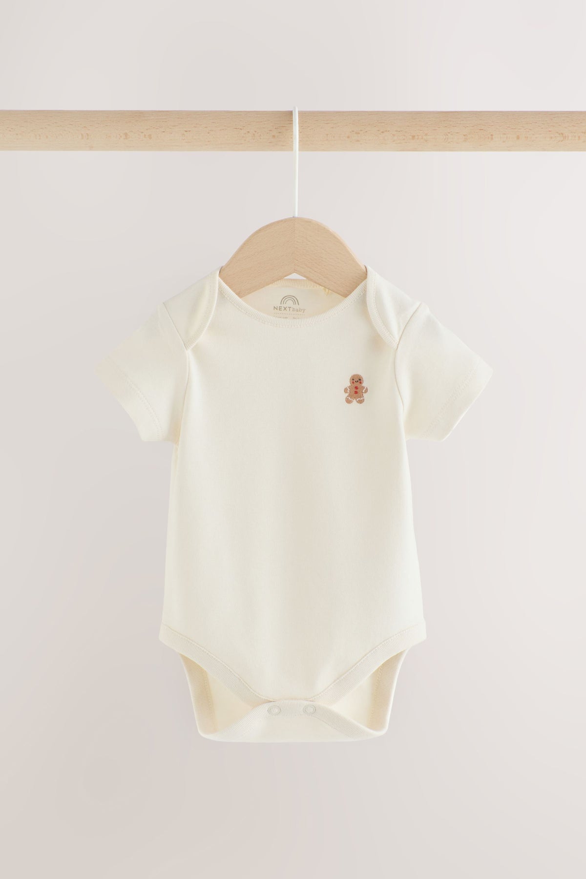 Set cadou cu salopetă de dormit, body, bavetă și căciuliță – alb, nou-născuți, prematuri - 6-9 luni, NEXT - imagine 13