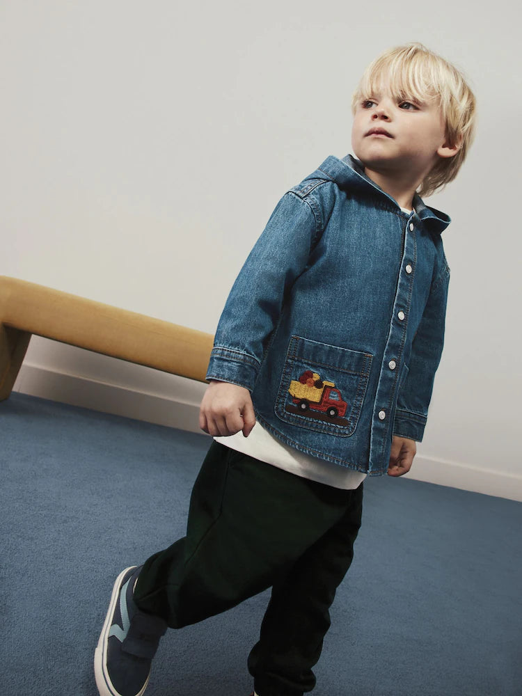 Cămașă-jachetă din denim cu glugă, mânecă lungă și broderie cu mijloace de transport – albastru denim, băieți, 3-6 luni - 5-6 ani, NEXT - imagine 2