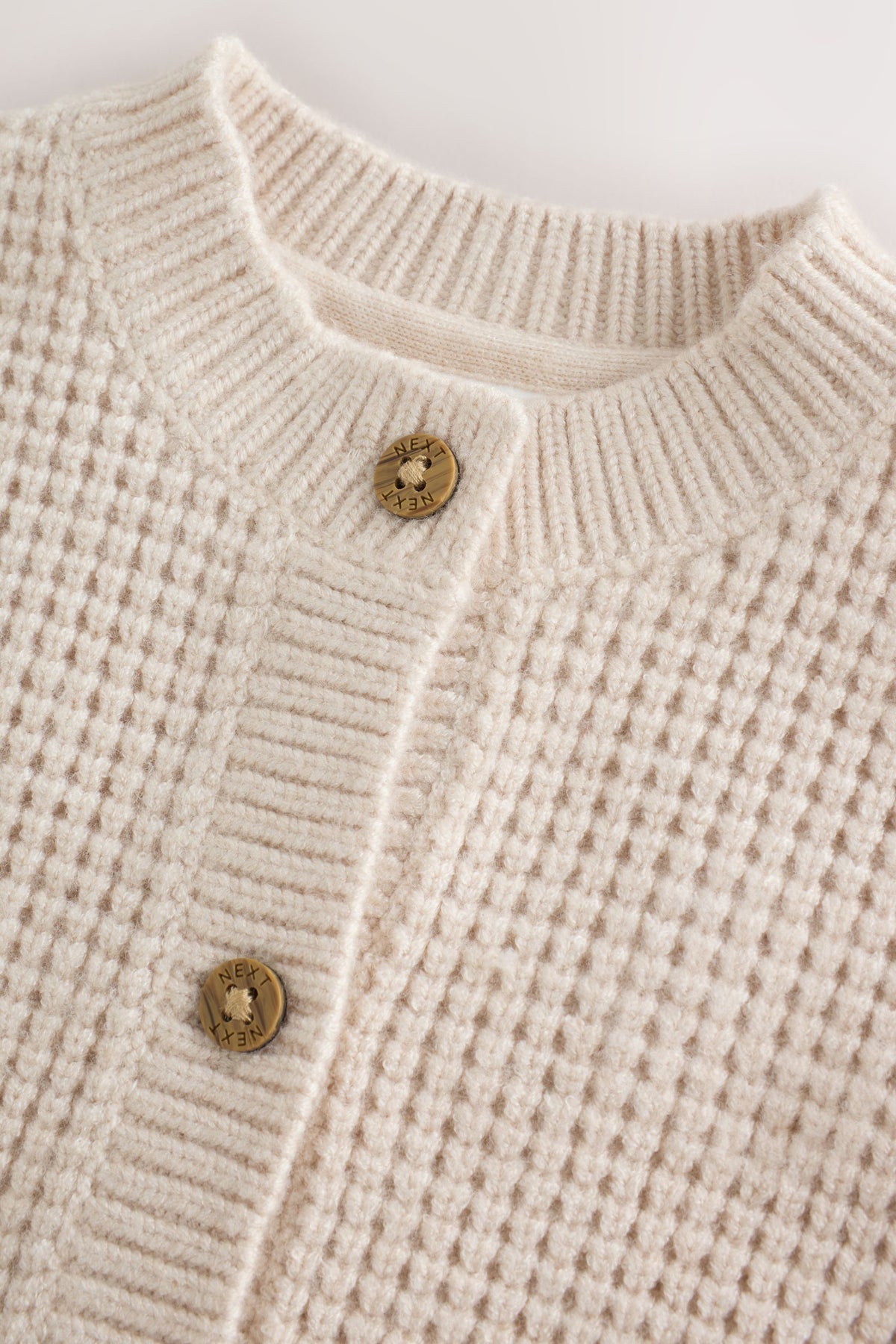 Cardigan tricotat pentru bebeluși cu mesaj Little and Loved pe spate – neutru, nou-născuți, mărime inițială - 1,5-2 ani, NEXT - imagine 5
