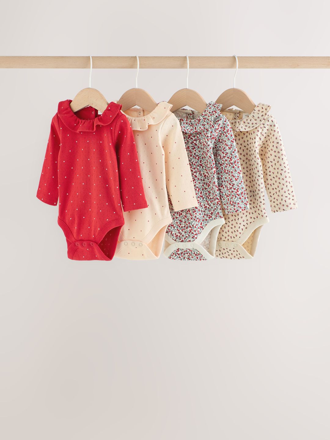 Set 4 body-uri cu mânecă lungă, volane și flori mici, pentru bebeluși – roșu, nou-născuți, mărime inițială - 1,5-2 ani, NEXT - imagine 12